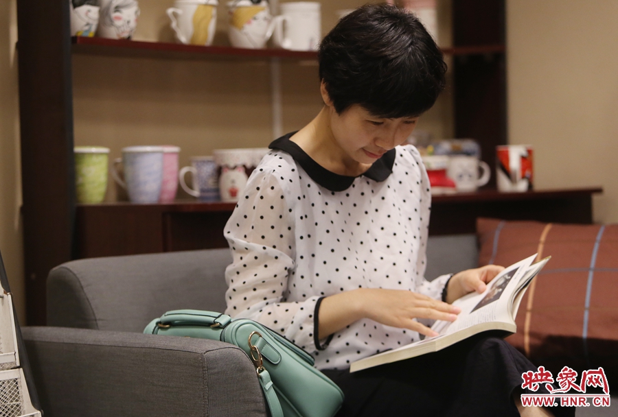 毛韶華，年齡保密，文字工作者：紙質(zhì)書是營養(yǎng)餐，電子書是快餐。
