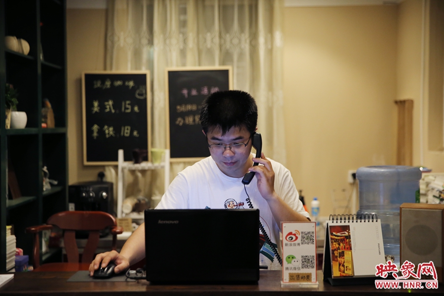 店長小博，由于書店搬遷至此，經(jīng)常接詢問地址的電話。