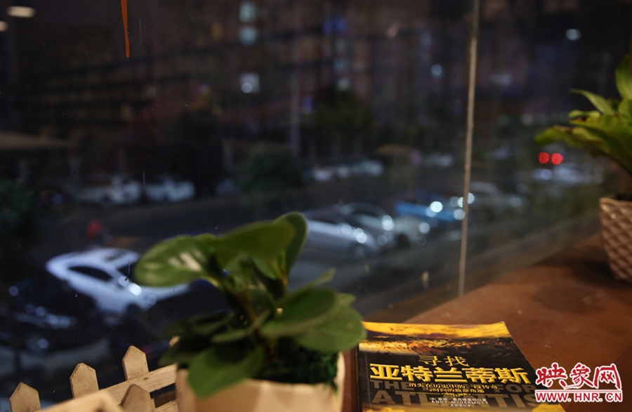 一扇窗，將喧鬧與寧靜分割。