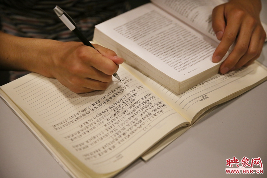 看書的人。