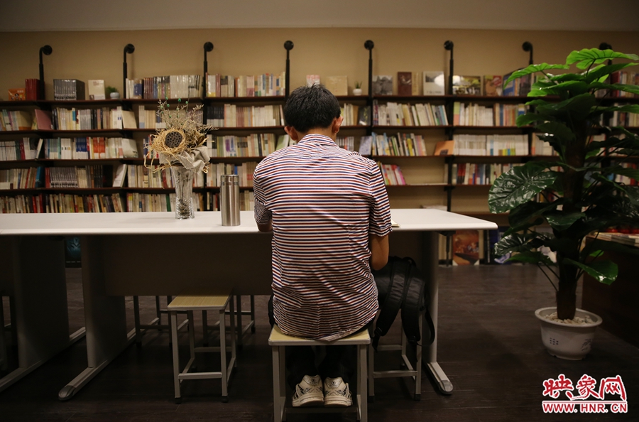 5月23日晚，鄭州一家24小時（周五、周六）書店營業(yè)。慕名而來的客人在看書。