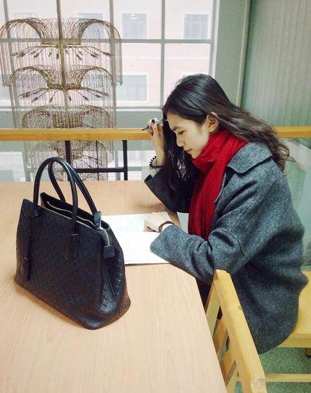 國(guó)戲?；ú排畬W(xué)霸 街拍秀修長(zhǎng)美腿