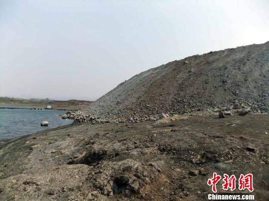 填湖造地，在鴨河水庫非法建設(shè)有越演越烈之勢。吳揚　攝