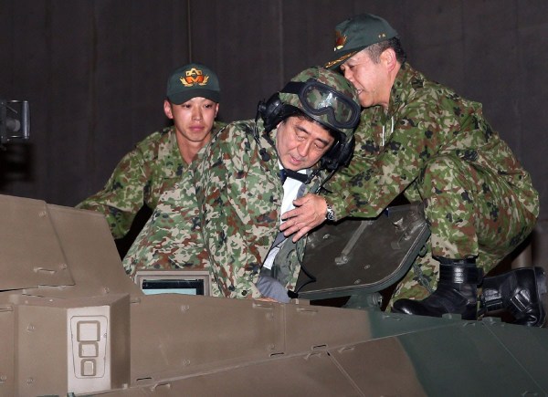 當(dāng)?shù)貢r(shí)間4月27日，日本千葉市，日本首相安倍晉三他身穿迷彩服頭戴鋼盔的登上展出中的日本陸上自衛(wèi)隊(duì)最新