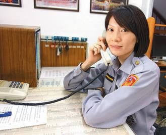 　　27歲的臺(tái)灣高雄市鹽埕區(qū)女警王文君，留一頭俏麗短發(fā)，身高175公分?！堵?lián)合報(bào)》圖