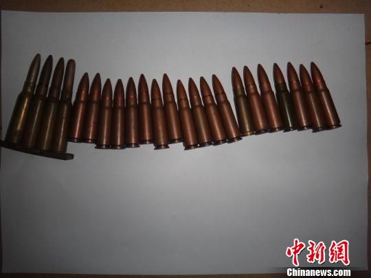 覃某主動(dòng)上交的23發(fā)子彈?！＄娦馈z