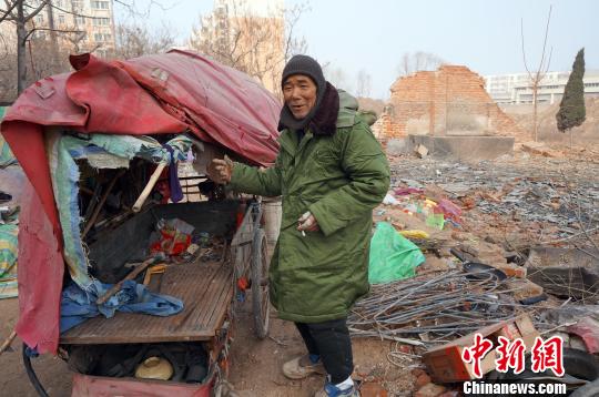 圖為老人向記者講述其生活狀況。周小云 攝