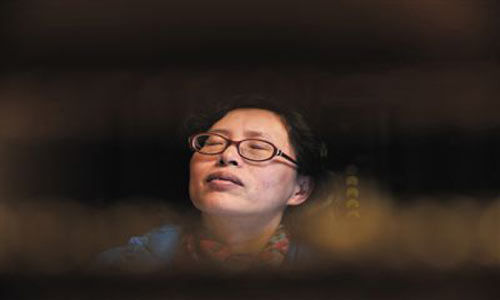 人們將醫(yī)療制度的憤懣情緒，寄托在這個(gè)走廊醫(yī)生身上，共同沉浸在受迫害的幻覺之中