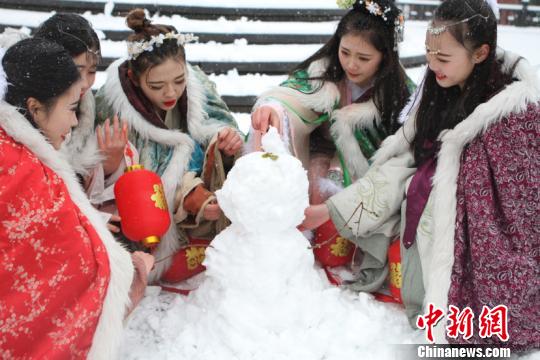 古裝美女雪中斗艷穿越古今玩“打雪仗、堆雪人”
